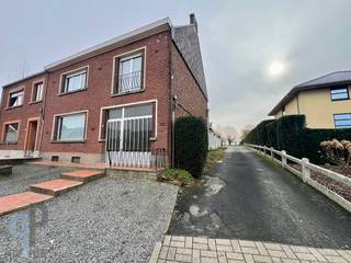 Breng een bezoek aan deze goed onderhouden en ruime woning, voorzien van een grote inkom, ruime leefplaats en achterliggende, nette keuken met...