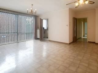 Op wandelafstand van alle winkels, openbaar vervoer, en het mooie St. Amandsplein, bevindt zich dit lichtrijke appartement met 3 slaapkamers. <br />De indeling is als volgt : <br />- Grote inkomhall met toilet, 1e slaapkamer, ruime lichtrijke leefruimte met aansluitend de keuken, 2 grote slaapkamers, badkamer met tweede toilet<br />Extra troeven : extra bergruimte in de kelder, garage, dak reeds vernieuwd, gunstige EPC-score (Label B, 151 kWh/m²jaar)<br />Dit appartement kan wat opfrissing gebruiken, maar er is zeker ruimte om er een mooie en gezellige thuis van te maken!<br />Kortom een zeer mooie aanbieding voor wie op zoek is naar een appartement in het centrum van Roeselare, met alle faciliteiten op wandelafstand. <br />Contacteer ons gerust voor meer info of een vrijblijvend bezoek aan dit appartement.