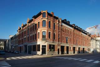 Afgewerkte showroom / kantoor unit 0.2-industriele looks-ingedeeld met vergaderzalen-privatief santair-eigen kitchenette-gepolierde beton-inclusief...