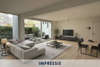 Ontdek dit ruim en lichtrijk gelijkvloers appartement gelegen te Lammekensraamsveld 6 bus 2, 2000 Antwerpen. Met een bewoonbare oppervlakte van ca. 130 m², een aangenaam zuidgericht privatief terras en een gunstige EPC-score B, biedt dit appartement een ideale combinatie van ruimte, comfort en een rustige woonomgeving in de stad.<br /><br />GA NAAR WWW.DEBOERENPARTNERS.BE OM RECHTSTREEKS UW ONLINE AFSPRAAK IN TE PLANNEN<br /><br />Indeling:<br />Inkomhal<br />Zeer ruime en lichtrijke leefruimte met grote raampartijen en directe toegang tot het terras<br />Open, volledig uitgeruste keuken<br />Drie volwaardige slaapkamers<br />Badkamer met ligbad/douche en dubbele lavabo<br />Extra douchekamer<br />Apart toilet<br />Praktische berging/wasplaats<br />Aangenaam privatief terras<br /><br />De leefruimte vormt het hart van het appartement en staat dankzij de grote schuiframen in directe verbinding met het terras, wat zorgt voor een aangenaam gevoel van ruimte en licht. De open keuken sluit hier mooi op aan en maakt het geheel bijzonder praktisch en gezellig.<br /><br />Bijzonderheden:<br />Aparte berging<br />Garagebox mee aan te huren aan €200/maand<br />Vaste kosten €150/maand<br />Onmiddellijk beschikbaar <br /><br />GA NAAR WWW.DEBOERENPARTNERS.BE OM RECHTSTREEKS UW ONLINE AFSPRAAK IN TE PLANNEN