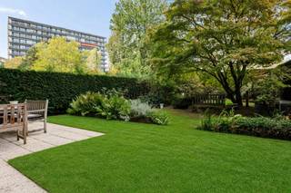 <h3><span>Ruim gelijkvloers appartement met grote tuin in Berchem</span></h3>
<p><span>Op zoek naar een ruime woning met een grote tuin in een aangename buurt? Dit </span><strong><span>gelijkvloers appartement van 133 m²</span></strong><span> beschikt over maar liefst </span><strong><span>150 m² buitenruimte</span></strong><span> en biedt een mooie combinatie van ruimte, comfort en praktische voorzieningen.</span></p>
<p><span>De woning omvat een ruime leefruimte, </span><strong><span>3 slaapkamers</span></strong><span>, 1 badkamer en een </span><strong><span>ruime keuken met bijhorende berging</span></strong><span>. Dankzij de gelijkvloerse ligging is het appartement bovendien bijzonder toegankelijk en praktisch.</span></p>
<p><span>Een absolute troef is de ruime tuin van 150 m², een heerlijke plek om te genieten van groen en buitenleven. Verder beschikt de woning over een </span><strong><span>buitenstaanplaats (nr. 9)</span></strong><span> en een </span><strong><span>kelderberging</span></strong><span>.</span></p>
<p><span>De ligging in </span><strong><span>Berchem</span></strong><span> is een extra pluspunt. U woont hier in een aangename, residentiële omgeving met winkels, scholen, horeca en openbaar vervoer in de nabije omgeving. Ook Antwerpen centrum en de belangrijkste invalswegen zijn vlot bereikbaar.</span></p>
<p><strong><span>Bijzonderheden:</span></strong><span> <br />- EPC 210kWh/m²/j <br />- Asbestveilig<br />- Kelderberging <br />- staanplaats optioneel bij aan te kopen aan 20.000 euro. met berging</span></p>