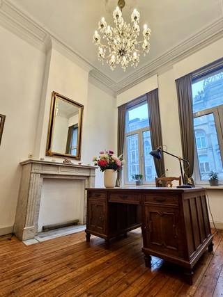 Te koop: karaktervol éénslaapkamerappartement in Belle Époque-gebouw – Plantin en Moretuslei, AntwerpenOp een centrale ligging aan de Plantin en...