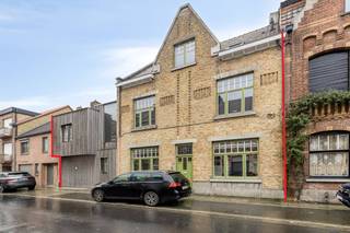 Nabij de Kruispoort (Dampoortstraat) te Sint-Kruis, centraal gelegen aan de stadsrand van Brugge bevindt zich dit gerenoveerd, klassevol huis te...