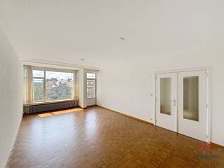 UCCLE, vlakbij het Wolvendaalpark en alle voorzieningen, mooi appartement van ± 73m² (EPC-label) volledig gerenoveerd en opgefrist, gelegen op de...