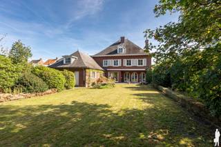 <strong>Unieke, statige villa</strong> met mooie parktuin nabij het centrum van <strong>Hoogstraten</strong> gelegen<br /><br /><strong><span>INDELING</span></strong><br />
<ul>
<li>Inkomhal met gastentoilet</li>
<li>Bureaukamer</li>
<li>Trappenhal</li>
<li>Ruime woonkamer met haard en openslaande deuren naar de tuin</li>
<li>Leefkeuken met toegang tot de kelder en achteringang</li>
<li>Wasplaats/ bijkeuken</li>
<li>Extra toilet</li>
<li>Dubbele garage</li>
</ul>
<br /><strong>Eerste verdieping:<br /></strong>
<ul>
<li><strong>5 slaapkamers</strong></li>
<li>Badkamer ensuite aan hoofdslaapkamer</li>
<li>Separaat toilet</li>
<li>Saunaruimte - extra slaapkamer/ bureau/ badkamer mogelijk</li>
</ul>
<br /><strong>Tweede verdieping:</strong><br />
<ul>
<li>Polyvalente ruimte in te richten naar wens</li>
</ul>
<br /><strong><span>ALGEMEEN</span></strong><br />
<ul>
<li>Oprit met automatische toegangspoort</li>
<li>Alarmsysteem</li>
<li>Authentieke en kwaliteitsvolle materialen doorheen de woning</li>
<li>Westgerichte tuin met veel privacy</li>
<li>Regenwaterput</li>
<li>Ruime zolder welke verder in te richten is naar eigen wens</li>
<li>Te koop van de eerste eigenaars</li>
</ul>
<p>Kortom,<span> een <strong>unieke villa</strong> met karakter, royale leefruimtes en tal van mogelijkheden. De prachtige <strong>westgerichte parktuin</strong> biedt rust en privacy, op een boogscheut van het centrum van <strong>Hoogstraten</strong>.</span></p>