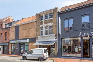 Dit veelzijdige pand is gelegen in een commerciële winkelstraat en beschikt over een ruime handelsoppervlakte van ca. 240 m². Dankzij de praktische indeling is het uitermate geschikt voor een praktijkruimte, vrij beroep of andere commerciële activiteiten.<br /><br />Ook voor investeerders biedt dit pand interessante mogelijkheden. Mits de nodige vergunningen kan het pand worden omgevormd tot twee appartementen.<br /><br />Indeling:<br /><br />Gelijkvloers:<br />Ruime handelsruimte, momenteel ingericht als juwelenwinkel.<br />Meerdere afzonderlijke ruimtes die flexibel kunnen worden ingericht.<br />Kitchenette. Sanitaire voorzieningen. Archief- en bergruimtes.<br /><br />Buiten: aangename stadskoer/-tuin.<br /><br />Eerste verdieping:<br />Appartement met lichtrijke leefruimte en open keuken.<br />Badkamer - Twee slaapkamers<br /><br />Tweede verdieping:<br />Ruime zolder met extra opslagmogelijkheden of potentieel voor verdere inrichting.<br /><br />Verder beschikt het pand over een kelder.<br /><br />Een eigendom met een uitstekende commerciële ligging en diverse gebruiksmogelijkheden, zowel voor eigen gebruik als investering.<br /><br />Bestuursmaatregelen in het maatregelenregister: nee