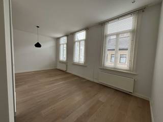 Studio nabij Stadspark te huur<br /><br />Deze studio bevindt zich in een oud herenhuis dat in 2016 gerenoveerd werd. <br />De inrichting is één grote leef/slaapruimte (zoals een loft) met open keuken. Het sanitair, wc, douche en lavabo is apart. <br />Er is ook een berging voor wasmachine en/of droogkast en er is een garageplaats voorzien voor een fiets.<br />Ik zoek een werkende alleenstaande of een koppel zonder kinderen.<br />In het ganse gebouw mag niet gerookt worden!<br />De waarborg bedraagt 3 maanden huur.<br />Het is een jaarlijks huurcontract.<br />Geen algemene kosten.<br />