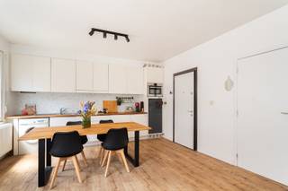 Wonen in het hart van de Sint-Andrieswijk<br /><br />BEZOEKDAG OP ZATERDAG 26/9 (op afspraak)<br /><br />Locatie<br />In de geliefde Sint-Andrieswijk, een van de meest authentieke en bruisende buurten van Antwerpen, bevindt zich dit instapklare appartement. Dankzij de uitstekende ligging geniet je van het beste wat de stad te bieden heeft. Op wandelafstand vind je tal van gezellige horecazaken, winkels, openbaar vervoer en de historische binnenstad. Ook 't Zuid bevindt zich op slechts een steenworp afstand. Met een Mobiscore van 9,4 zijn alle dagelijkse voorzieningen vlot bereikbaar.<br /><br />Beschrijving<br />Op de tweede verdieping van een kleinschalig gebouw bevindt zich dit lichtrijke appartement. De ruime leefruimte met open keuken baadt in het natuurlijke daglicht dankzij de grote raampartijen. Aansluitend bevindt zich de comfortabele slaapkamer. De badkamer werd de afgelopen jaren vernieuwd en beschikt over een moderne inloopdouche, een wastafel met badkamermeubel en een toilet. Om je comfort compleet te maken is er nog een privatieve kelderberging ter beschikking. Bewoonbare opp. volgens EPC: 50m².<br /><br />Bijzonderheden<br />- Maandelijkse lasten: 30 euro<br />- Energiezuinig EPC-label B<br />- Conforme elektriciteit<br />- Inclusief wasmachine<br />- Aparte meters voor water, gas en elektriciteit<br />- Kleinschalig gebouw met slechts één appartement per verdieping<br /><br />Verplichte vermeldingen<br />EPC: 198 kWh/m²<br />P-score: C<br />G-score: C<br />Stedenbouwkundige inlichtingen: Wche, Gvg, Gvkr, Gvv, Gmo