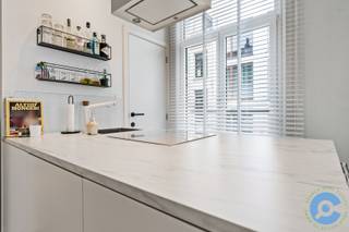 Op zoek naar een zorgeloze vastgoedinvestering op toplocatie? Search no more!Deze volledig gerenoveerde opbrengsteigendom is ideaal gelegen in het...