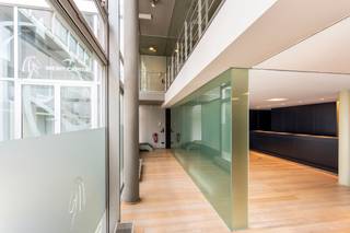 Tussen het nieuwe Zuidpark en het pas gerenoveerde KMSKA, en dus hartje Zuid, vinden we dit uitzonderlijke kantoor terug. Met een gevelbreedte...