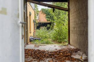 Interessante projectgrond te koop in Hemiksem, gelegen aan de Saunierlei. De grond beschikt reeds over een vergunning voor de realisatie van een kleinschalig woonproject met 5 appartementen. Het gelijkvloers beschikt over een privatieve tuin, terwijl de overige appartementen voorzien zijn van een terras.<br /><br />Daarnaast omvat het vergunde project 7 overdekte autostaanplaatsen en een overdekte fietsenparking. Dankzij de reeds verkregen vergunning vormt dit een interessante opportuniteit voor investeerders en projectontwikkelaars die op zoek zijn naar projectgrond met concrete ontwikkelingsmogelijkheden in Hemiksem.<br /><br />Troeven:<br />- projectgrond van 575 m² met vergunning<br />- goedgekeurd project voor 5 appartementen met terras/tuin, 7 overdekte autostaanplaatsen en overdekte fietsenstalling<br />- Ideaal gelegen aan de Saunierlei in Hemiksem, vlak naast het park<br /><br />Een unieke kans voor investeerders en projectontwikkelaars om een kleinschalig woonproject met 5 appartementen te realiseren op een toplocatie in Hemiksem!<br /><br />Bent u geïnteresseerd in deze projectgrond te koop in Hemiksem? Aarzel dan niet om contact met ons op te nemen via janice.racaj@dewaele.com of op 03 206 76 73.<br />Wenst u uw eigendom ook te koop of te huur te stellen? We helpen u graag verder.<br />Steeds tot uw dienst om u verder te helpen met al uw vragen over vastgoed!<br /><br />Bestuursmaatregelen in het maatregelenregister: nee