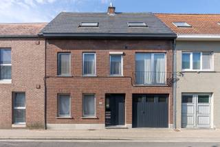 Instapklare woning met gezellige tuin!<br /><br />Deze charmante woning is gelegen nabij het centrum van Geel. Winkels, scholen en openbaar vervoer is voorzien in de nabije omgeving.<br /><br />Op het gelijkvloers treffen we een polyvalente ruimte die de afgelopen jaren werd ingevuld als tandartspraktijk met bijhorende wachtzaal. Tevens is hier een apart toilet aanwezig en een inpandige garage voor de wagen en fietsen.<br /><br />Op 1e en 2e verdieping is er de leefruimte met vernieuwde keuken. Ook hier is een apart toilet en een wasplaats/berging voorzien. <br />De woning beschikt over 4 slaapkamers en een badkamer met dubbele lavabo, ligbad en douche.<br /><br />Onder de woning is er een ruime kelder waar ook de verwarmingsketel staat.<br /><br />In de charmante zuidgerichte tuin is het aangenaam vertoeven. Hier werd reeds een praktisch tuinhuis voorzien voor alle tuinbenodigdheden en overdekt terras.<br /><br />Benieuwd naar deze stadswoning met polyvalente ruimte? Maak uw afspraak via info@immovl.be of 014 58 02 08.