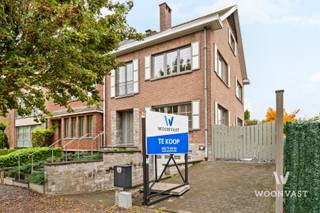 Ontdek deze halfopen bebouwing op een uitstekende ligging met heel wat troeven en mogelijkheden! <br /><br />Indeling:<br />Bij het betreden van de woning wordt je verwelkomd in de ruime inkomhal dat voorzien is van een gastentoilet. Verder kom je in de aparte keuken en de bijzonder lichtrijke leefruimte, waar grote raampartijen zorgen voor een aangenaam ruimtegevoel.<br /><br />Op de eerste verdieping bevinden zich twee ruime slaapkamers, de badkamer, een extra toilet en een praktische berging. De zolder biedt bovendien de mogelijkheid om, mits het plaatsen van een vaste trap, nog twee extra slaapkamers te creëren.<br /><br />Ook aan bergruimte geen gebrek: het kelderverdiep beschikt over een ruime inpandige garage en voldoende stockagemogelijkheden.<br /><br />Troeven in een notendop:<br />- Elektriciteit conform<br />- Mogelijkheid tot 4 slaapkamers<br />- Ruime inpandige garage<br />- Rustige en residentiële ligging<br />- Scholen en bushaltes in de omgeving<br /><br />De ligging is eveneens een pluspunt. Je woont in een rustige buurt, met scholen en openbaar vervoer in de omgeving. Bovendien bereik je de prachtige Plantentuin van Meise in ongeveer 5 minuten rijden. Ook winkels en belangrijke verbindingswegen zijn vlot bereikbaar.<br /><br />De woning beschikt over een EPC-klasse E waardoor een renovatieverplichting van toepassing is. Mits het plaatsen van isolatie op de zolder komen we meteen in een EPC-klasse D terecht. <br /><br />Hebt u interesse of wenst u een bezoek? Contacteer Kyan via 0470/35.32.06 of kyan@woonvast.be