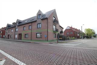 Op zoek naar een commerciële ruimte met uitstekende bereikbaarheid en veelzijdige gebruiksmogelijkheden? Ontdek dit handelsgelijkvloers van 87 m², gelegen op een toplocatie vlakbij de ringweg (R8) te Kortrijk.<br /><br />Dankzij de functionele indeling en de praktische vloeroppervlakte is dit pand ideaal voor diverse beroepsactiviteiten zoals een kinesist, advocaat, kapsalon, schoonheidsspecialiste, en meer.<br /><br />Indeling:<br /><br />Ruime commerciële ruimte<br /><br />Afzonderlijk bureel/kantoor<br /><br />Kitchenette met berging<br /><br />Apart toilet<br /><br />Troeven:<br />✔ Gegeerde ligging vlakbij de R8<br />✔ Veel natuurlijke lichtinval<br />✔ Asbestveilig<br />✔ Vlotte parkeermogelijkheden in de onmiddellijke omgeving<br />✔ Geschikt voor vrije beroepen en detailhandel<br /><br />Laat deze opportuniteit niet aan je voorbijgaan en plan vandaag nog je bezoek!<br /><br />📞 Contacteer ons via 056/75.76.79