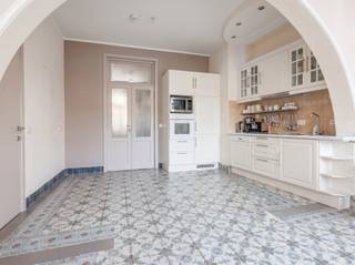 Bent u op zoek naar een karaktervol herenhuis in het hartje van Kortrijk? Dit uitzonderlijke pand telt 5 ruime kamers, elk met eigen sanitair (inloopdouche, dubbele lavabo, toilet), en is gelegen vlak in het centrum, op wandelafstand van winkels, horeca en alle voorzieningen.<br /><br />Op het gelijkvloers bevindt zich een inkomhal met aansluitend een volledig geïnstalleerde keuken en leefruimte, aansluitend een eetkamer en een badkamer (toilet, lavabo, douche). Op de 1e en 2e verdieping bevinden zich elk 2 ruime kamers met eigen sanitair. Op de 3e verdieping geniet u van een extra ruime kamer met eigen dakterras en een grote badkamer (inloopdouche, ligbad, dubbele lavabo en toilet).<br /><br />TROEVEN:<br /><br />- EPC B<br />- Toplocatie in centrum Kortrijk<br />- Elektriciteit conform AREI<br />- Elke kamer met eigen sanitair en parlofoon<br />- Dakterras op de bovenste verdieping<br /><br />Dit herenhuis combineert een centrale ligging met een doordachte indeling en hoogwaardige afwerking — een zeldzame vondst in het centrum van Kortrijk. <br /><br />Het pand is daarnaast volledig vergund als B&B, waardoor het tevens een uitstekende investeringsopportuniteit biedt.<br />Interesse of een bezoek inplannen? Neem gerust contact op voor meer informatie.