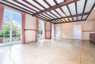 IXELLES – Between Avenue Franklin Roosevelt and Watermael station, discover a detached villa offering superb renovation potential. Set on a plot of ± 7 acres, this ±175 m² house has undeniable charm... but above all, it is a real renovation project. Every space needs to be redesigned, modernised and brought up to date. A rare opportunity to imagine a home that suits you, in one of the most sought-after neighbourhoods in Ixelles. From the outside, a private car park and a garage box with direct access make everyday life easier – a precious comfort in the city. Downstairs, the cellar, boiler room and laundry room offer practical spaces, ready to be optimised.
On the ground floor, the entrance hall leads to a living room with an open fireplace, a bright space just waiting to be renovated to reveal its full potential. The kitchen, with access to the garden, is perfect for a contemporary and convivial redesign. Upstairs, the sleeping area comprises three bedrooms and a bathroom in need of complete modernisation. Throughout, the volumes, light and structure hint at a villa that could become an exceptional place to live... provided it is approached as a comprehensive transformation project. A green setting, a highly sought-after location, and a property that invites you to imagine, renovate and create. PEB G. Your future home could well start here! Measurements given for information purposes only.