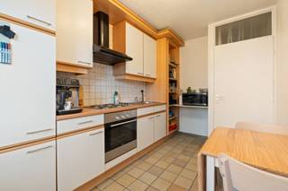 Deze opbrengsteigendom omvat 6 appartementen, elk met eigen voorzieningen en een doordachte indeling. Elk appartement biedt een aangename en gezellige woonomgeving.<br /><br />De appartementen beschikken telkens over een inkomhal, een lichtrijke woonkamer, een volledig ingerichte keuken, een praktische berging en een badkamer met douche. Verder zijn de appartementen voorzien van één tot drie slaapkamers.<br /><br />Bovendien is elk appartement voorzien van een eigen garage, wat een belangrijke meerwaarde biedt voor de bewoners.<br /><br />Alle units zijn momenteel verhuurd, wat deze eigendom bijzonder interessant maakt als investering met onmiddellijk rendement.