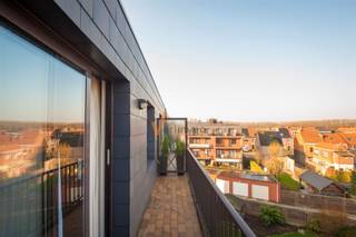 Gezellig dakappartement in een doodlopende straat op een derde verdieping nabij centrum met lift,het omvat 2 ruime slaapkamers, badkamer met ligbad,...