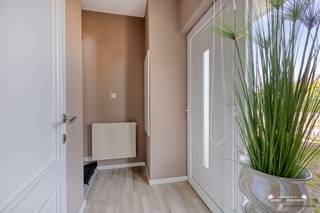 <p><span>This well-maintained open-plan home combines a pleasant layout with practical spaces and various modern amenities. The home is located in a quiet residential neighborhood in Houthalen, with schools, shops, and public transportation within walking and biking distance. </span></p><p><span>We enter the home through a </span><span>separate entryway</span><span>, which leads to the bright living room. The living area flows seamlessly into the </span><span>open kitchen</span><span>, creating a cozy and open living environment. For added comfort, the living room features a </span><span>pellet stove as</span><span> a </span><span>supplementary heat source</span><span> and </span><span>air conditioning</span><span>, in addition to the existing central heating.</span></p><p><span>The ground floor also features </span><span>two bedrooms</span><span>, making the home particularly practical for those who value single-level living. There is also a </span><span>separate half-bath with an adjoining laundry area</span><span>.</span></p><p><span>The </span><span>third bedroom</span><span>is located on the first floor </span><span> and is currently furnished as a spacious walk-in closet. Adjacent to it is the bathroom, equipped with a </span><span>bathtub, walk-in shower, and toilet</span><span>.</span></p><p><span>In </span><span>2017</span><span>,</span><span>the home’s plumbing and utilities were renovated</span><span>, providing added comfort and convenience.</span></p><p><span>The outdoor space also offers many practical advantages. The home features a </span><span>fully fenced yard</span><span>, ideal for those who value privacy and security. There is also a </span><span>garage and an automatic entrance gate</span><span>. Furthermore </span><span>,</span><span> the home includes a </span><span>basement</span><span>, which provides additional storage space.</span></p><h3><span>Key features at a glance:</span></h3><ul><li><span>Open-concept layout in Houthalen</span></li><li><span>Bright living room with open kitchen</span></li><li><span>Pellet stove and air conditioning</span></li><li><span>EPC D, with a minor adjustment to achieve EPC B</span></li><li><span>Pipes and utilities renovated in 2017</span></li><li><span>Fully fenced outdoor area</span></li><li><span>Garage </span></li><li><span>Basement</span></li></ul><p><span> </span></p><p><span>A home with a </span><span>pleasant layout, practical amenities, and plenty of space</span><span>, both inside and out.</span></p>