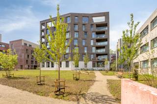 <p>Deze nieuwbouwappartementen met twee slaapkamers in het hart van Leuven bieden een zeldzame combinatie van comfort, licht en een groene woonomgeving. In Burenberg woon je langs de Brusselsestraat, op wandelafstand van het bruisende centrum, maar toch met de rust van een stijlvolle stadssite rondom je.</p><p>De appartementen zijn ontworpen voor wie ruim, praktisch en aangenaam wil wonen. Grote glaspartijen zorgen voor veel natuurlijk licht en brengen het groen van de parktuin visueel naar binnen. De leefruimtes voelen open en rustig aan, met plaats voor een gezellige zithoek, een eetruimte en een keuken die volgens jouw woonstijl kan worden ingericht.</p><p>De twee slaapkamers maken deze appartementen geschikt voor verschillende woonwensen. Denk aan een volwaardige hoofdslaapkamer, een extra kamer voor logees, een bureau of een hobbyruimte. Zo groeit het appartement mee met jouw manier van leven, zonder overbodige complexiteit.</p><p>Buiten vormt de parktuin het groene hart van Burenberg. Deze ruime stadstuin brengt rust in het project en creëert een aangename overgang tussen wonen in de stad en ontspannen in het groen. Afhankelijk van het gekozen appartement geniet je bovendien van mooie zichten op de Leuvense skyline, het park en het historische klooster op de site.</p><p>De ligging is zonder twijfel een grote troef. De Oude Markt, de Muntstraat, de Kruidtuin, Gasthuisberg, winkels, restaurants, cafés, diensten en sportfaciliteiten bevinden zich allemaal op korte afstand. Je woont centraal, maar niet midden in de drukte. Dat maakt Burenberg bijzonder interessant voor wie Leuven echt wil beleven, zonder in te boeten op woonkwaliteit.</p><p>Er zijn nog vier appartementen beschikbaar in dit gegeerde nieuwbouwproject. Zoek je een energiezuinig nieuwbouwappartement met twee slaapkamers in Leuven, op een sterke ligging en met een groene toets, dan is dit een kans die je best niet laat liggen. Neem gerust contact op voor meer informatie of een bezoek ter plaatse.</p>