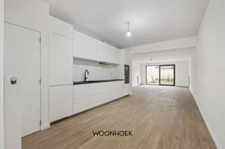 <p>Are you looking for a luxurious, renovated (2025) 4-bedroom home & with a garden in Sint-Niklaas? Then read on!<br /><br />The luxurious finishes, energy efficiency (EPC: 125 kWh/m² = Label B), the 4 bedrooms &, and the complete renovation are just a few of the highlights. Be sure to check out the up-to-code electrical system as well.</p><hr /><p><br />Layout:<br />Ground Floor: You enter this home through the entry hall, which includes a utility room. This hall features a storage area on the left. From the foyer, you enter the bright living area, which is connected to the fully equipped open kitchen (10-year warranty on cabinetry) with a cooking island. The kitchen is equipped with every convenience and features a cooktop with range hood, dishwasher, combination oven, refrigerator with freezer compartment, and a sink. The sliding window (HR+ glazing) in the living area provides access to the patio and the sunny garden. The living area also features a separate storage room with a separate toilet.<br /><br />1st Floor: The landing, accessible via the fixed staircase, provides access to two spacious bedrooms with laminate flooring and HR+ windows; this floor also features a separate toilet and a stylish bathroom.<br />2nd Floor: A fixed staircase leads to the finished master bedroom, which features a Velux window.</p><hr /><p><br />Highlights:<br />- Electricity inspection compliant<br />- Asbestos-safe<br />- 4 bedrooms<br />- Fantastic EPC rating (EPC B)<br />- Sunny garden!<br /><br />Would you like to schedule a viewing? 093107707 or info@woonhoekvastgoed.be</p>