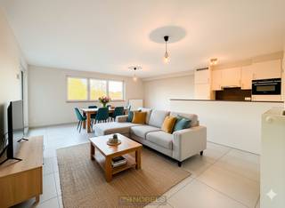 <strong>MODERN EN RECENT APPARTEMENT</strong> met zonnig terras en <strong>ONDERGRONDSE GARAGEBOX</strong> in het <strong>CENTRUM VAN BRAKEL</strong>. Deze instapklare eigendom werd afgewerkt met <strong>DUURZAME MATERIALEN</strong> en beantwoordt aan de huidige energienormen, met aandacht voor <strong>LICHTINVAL EN HEDENDAAGS COMFORT</strong>. De lichtrijke woonkamer met <strong>OPEN, VOLLEDIG UITGERUSTE KEUKEN</strong> vormt het hart van de woning en biedt rechtstreeks toegang tot het <strong>AANGENAME TERRAS</strong> waar het heerlijk vertoeven is. Verder beschikt het appartement over <strong>TWEE VOLWAARDIGE SLAAPKAMERS</strong>, <strong>STIJLVOLLE BADKAMER</strong>, apart gastentoilet en <strong>PRAKTISCHE BERGING</strong>. Dankzij de <strong>ONDERGRONDSE GARAGE</strong> met automatische poort geniet u van <strong>ZORGELOOS PARKEREN</strong>. Gelegen op wandelafstand van winkels, scholen en openbaar vervoer, combineert deze eigendom centraal wonen <strong>MET RUST EN COMFORT</strong>. Een <strong>ENERGIEZUINIGE EN KWALITATIEVE WOONOPLOSSING</strong> in het <strong>HART VAN DE VLAAMSE ARDENNEN</strong>.<br /><br />Adres: Gauwstraat 9 te Brakel<br /><br />EPB: 98.92kWh/m² of E70, UC:45059-G-2013-109