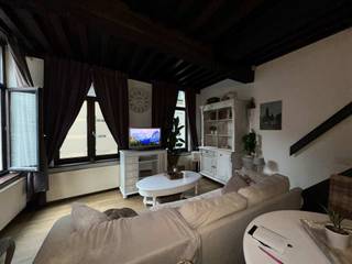 <p><span>Charmante duplex nabij de Vrijdagmarkt!</span></p>
<p><span>Dit duplex appartement is gelegen op de 1ste en 2de verdieping van een gerenoveerd historisch pand en is enkel bereikbaar via de trap. De gezellige woonruimte (32 m²) op parketvloer staat in rechtstreekse verbinding met de open keuken, dewelke voorzien is van een vaatwasser, oven, gasvuur met dampkap en koelkast met vriesvak. Op de 2de verdieping bevindt zich de zeer ruime slaapkamer (24 m²) en badkamer met douche, wastafel, toilet en aansluiting voor een wasmachine.</span></p>
<p><span>Dit appartement is gelegen op een schitterende locatie aan de Vrijdagmarkt, in het kloppend hart van de Modebuurt, tussen het Zuid en de binnenstad. Op wandelafstand van de Groenplaats, Meir, Grote Markt en in de directe nabijheid van gezellige restaurants, cafés en grote winkelstraten.</span></p>
<p><span>Geen gemeenschappelijke kosten - Beschikbaar vanaf 1/4/2026 - Huurovereenkomst 1 jaar (verlengbaar)</span></p>