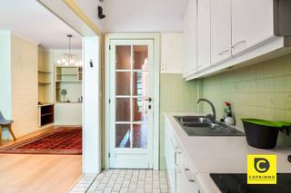 <p><span> </span></p><p><span>Een woning met karakter, ruimte en vooral veel mogelijkheden, gelegen op een uitstekende locatie in Mortsel. </span></p><p><span>Deze ruime eengezinswoning is ideaal voor starters of voor wie op zoek is naar een woning met veel mogelijkheden en een aangename tuin.</span></p><p><span>De woning is gelegen op een toplocatie in Mortsel, nabij winkels, openbaar vervoer, scholen, groenvoorzieningen en belangrijke invalswegen. Dankzij de centrale ligging zijn zowel het centrum van Mortsel als de omliggende gemeenten vlot bereikbaar.</span></p><p><span>Bij het binnenkomen leidt de inkomhal naar de woonkamer met open keuken. De woonkamer en keuken vormen één aangename leefruimte. Dankzij de grote raampartijen en het zicht op de tuin geniet deze ruimte van een mooie natuurlijke lichtinval. Vanuit de woonkamer is er rechtstreeks toegang tot de tuin. De ruime tuin is een absolute troef en beschikt over een tuinhuis. Achteraan is er de mogelijkheid om een uitgang naar het achterliggende pad te voorzien. Deze doorgang werd reeds toegelaten door de gemeente en dient nog gerealiseerd te worden. </span></p><p><span>Op het gelijkvloers bevinden zich eveneens een garage en een apart toilet.</span></p><p><span>Op de eerste verdieping zijn er momenteel twee ruime slaapkamers en een reeds gerenoveerde badkamer. Mits een aangepaste indeling bestaat er bovendien de mogelijkheid om een derde slaapkamer te creëren.</span></p><p><span> </span></p><h3><span>Troeven</span></h3><ul><li><span>Dicht bij het centrum</span></li><li><span>Mogelijkheid om volledig naar eigen smaak in te richten zonder grote structurele werken </span></li><li><span>Veel uitbreidingsmogelijkheden dankzij de ruime zolderverdieping </span></li><li><span>Gezellige tuin met veel privacy </span></li></ul><p><span> </span></p><p><span>Plan snel uw bezoek via info@coprimmo.be of bel naar 03 449 49 77.</span></p><p><span> </span></p>