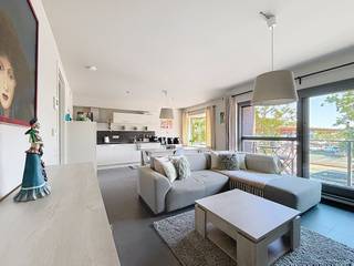 Dit eigentijdse appartement (2013) combineert modern comfort en lage energiekosten met een fantastische lichtinval. Met 2 volwaardige slaapkamers heb je bovendien alle ruimte voor een thuiskantoor, dressing of logeerkamer.<br /><br />Je woont hier heerlijk rustig, maar hebt het historische centrum, winkels, scholen en de Brugse ring vlak bij de deur. Het beste van twee werelden!<br /><br />Indeling:<br />Gelijkvloers: <br />- overdekte staanplaats <br /><br />1ste verdieping: <br />- woonkamer (20m²) <br />- open keuken (15m²) voorzien van koelkast, kookplaat, oven, spoelbak en vaatwasser <br />- terras <br />- slaapkamer (12m²) met mogelijkheid tot dressing <br />- slaapkamer (14m²) <br />- badkamer (6m²)<br />- apart toilet <br /><br />Algemeen: <br />- Huurprijs: € 875,00/maand <br />- Forfait gemeenschappelijke kosten: € 65,00/maand <br />- Beschikbaar vanaf: 01/10/2026<br /><br />De snelste manier om een bezoek te brengen aan dit pand? Vraag je bezoek aan via de roze knop op onze website (www.dewaele.com) en je wordt gecontacteerd door onze verhuurexpert Broes.<br /><br />Telefonisch kunnen er geen afspraken gemaakt worden. Bij andere vragen kun je ons telefonisch contacteren via 050 444 999.