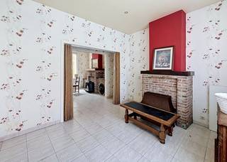 Op een gunstige en centrale ligging in Hooglede bevindt zich deze woning met zuidgerichte tuin. Gelegen vlakbij de ring van Roeselare en op slechts 10 minuten rijden van zowel het stadscentrum van Roeselare als de E403, geniet u hier van een uitstekende bereikbaarheid. Bovendien bevinden een bushalte en diverse voorzieningen zoals supermarkt, bakker, slagerij en bibliotheek zich op wandelafstand, wat het dagelijkse comfort aanzienlijk verhoogt.<br /><br />Deze woning biedt een praktische en functionele indeling over twee verdiepingen en vormt een interessante opportuniteit voor wie op zoek is naar een woning met potentieel op een goed bereikbare locatie.<br /><br />Op het gelijkvloers vindt u de inkomhal die toegang geeft tot de leef- en eetruimte. Aansluitend bevindt zich de keuken, die aansluit op de gang met doorgang naar de tuin. Verder is er op deze verdieping een badkamer (met douche en toilet) aanwezig, wat zorgt voor een praktische woonindeling.<br /><br />De eerste verdieping omvat twee volwaardige slaapkamers, die instaan voor een rustige en comfortabele nachtrust.<br /><br />Een bijkomende troef is de zuidgerichte tuin, waar u in alle rust kunt genieten van de buitenruimte en het zonlicht doorheen de dag.<br /><br />Interesse? Neem zeker contact op met ons voor meer informatie en/of voor een bezoek!