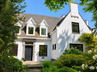 Een uitzonderlijke villa waar wonen, werken en genieten samenkomen ...<br /><br />Niet vaak komt een eigendom op de markt die zoveel mogelijkheden biedt als deze unieke voormalige dokters- en architectenwoning.<br /><br />Verscholen in een prachtig groen kader, op een royaal domein met een sfeervolle vijver, geniet u hier van een uitzonderlijke combinatie van rust, ruimte en privacy.<br />En toch bevindt u zich midden in het dorp, met alle dagelijkse voorzieningen binnen handbereik.<br /><br />De villa werd ontworpen met oog voor comfort, elegantie en functionaliteit.<br /><br />De royale leefruimtes baden in het licht en creëren een warme, uitnodigende sfeer.<br />Met onder meer 2 grote livings, een prachtige leefkeuken, 6 slaapkamers en 3 badkamers biedt deze woning alle ruimte voor een groot gezin of voor wie gewoon houdt van comfortabel wonen.<br /><br />Wat deze eigendom werkelijk uniek maakt, is de ruime professionele vleugel.<br />Vandaag ingericht als architecten- en studiebureau, maar perfect geschikt voor tal van andere activiteiten.<br />Denk aan een dokters- of tandartspraktijk, kinesitherapie, advocatenkantoor, notariskantoor, accountantskantoor, schoonheidssalon, groepspraktijk, consultancy, opleidingscentrum of tal van andere vrije beroepen. Ook een horecaconcept of een andere commerciële invulling behoort tot de mogelijkheden.<br /><br />Voor gezinnen is dit een plek waar kinderen onbezorgd kunnen opgroeien, spelen en ontdekken.<br />Het uitgestrekte domein vormt een waar paradijs waar natuur, vrijheid en rust elke dag centraal staan.<br /><br />Wie nog meer ruimte wenst, kan bovendien aansluitende weides en boomgaarden bijkopen, goed voor ongeveer 1,8 hectare extra grond.<br />Hierdoor ontstaan nog tal van bijkomende mogelijkheden voor paardenliefhebbers, dierenliefhebbers of wie simpelweg droomt van een uitzonderlijk domein.<br /><br />Dit is veel meer dan een woning.<br />Het is een eigendom waar wonen, ondernemen en genieten op een unieke manier samenkomen.<br /><br />De dokterswoning werd gebouwd in 1963, in 1987 werd het studie- en architectenbureau bijgebouwd en in 1999 werd de woning met een prachtige leefkeuken uitgebreid.<br /><br />Grootste troeven :
<ul>
<li><span>voormalige dokters- en architectenwoning </span></li>
<li><span>stijlvolle villa met professionele vleugel </span></li>
<li><span>prachtig aangelegd domein met vijver </span></li>
<li><span>landelijke en rustige ligging met maximale privacy </span></li>
<li><span>toch midden in het dorp </span></li>
<li><span>6 slaapkamers </span></li>
<li><span>3 badkamers </span></li>
<li><span>2 ruime leefruimtes </span></li>
<li><span>volledig uitgeruste keuken </span></li>
<li><span>ruime burelen of praktijkruimte </span></li>
<li><span>ideaal voor vrij beroep of combinatie wonen/werken </span></li>
<li><span>talrijke uitbreidingsmogelijkheden </span></li>
<li><span>mogelijkheid tot aankoop van aansluitende weides en boomgaarden (tot ca. 1,8 ha extra) </span></li>
<li><span>uitstekende bereikbaarheid </span></li>
<li><span>uitzonderlijk aanbod</span></li>
</ul>