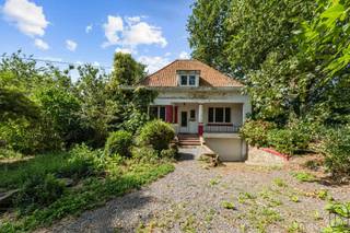 Op zoek naar een woning met karakter én potentieel? Deze charmante viergevelwoning, volledig te renoveren, ligt op een uitzonderlijk mooi...