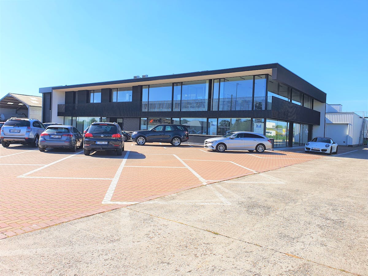 Bureaux (25-100 m²) à louer à Nazareth - photo 1