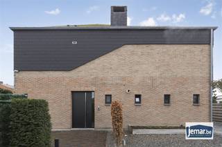 <p><span>Op een rustige en gegeerde woonlocatie in Maasmechelen bevindt zich deze karaktervolle open bebouwing, gelegen op een mooi perceel van 8a26ca. De woning combineert ruimte, comfort en privacy en is ideaal voor grote gezinnen of voor wie extra plaats zoekt voor hobby's of een (bij)beroep aan huis.</span></p><p><span>De woning beschikt over maar liefst vijf slaapkamers, waarvan één momenteel ingericht als dressing, en biedt een aangename, lichtrijke leefomgeving. De ruime leefruimte met gezellige haard sluit mooi aan op de keuken en vormt het hart van de woning. Dankzij de doordachte indeling geniet u overal van een praktisch en comfortabel woongevoel.</span></p><p><span>Buiten vindt u een volledig omheinde, fraai aangelegde tuin, gericht op rust en privacy perfect om in alle stilte te genieten van het buitenleven. <br />Achteraan bevindt zich een gezellige zitkuil, een unieke plek om in alle rust te ontspannen en te genieten van lange zomeravonden. <br />De ruime parkeermogelijkheden, zowel op het perceel als voor de woning, vormen een extra troef.</span></p><p><span>De woning werd doorheen de jaren grondig en kwalitatief gerenoveerd, met aandacht voor comfort, veiligheid en energiezuinigheid. Zo is de woning uitgerust met moderne technieken waaronder domotica, airco's, recente ramen, twee vernieuwde badkamers en hoogwaardige afwerkingsmaterialen. Daarnaast beschikt de woning over een conform elektriciteitsattest en een EPC-label C, wat bijdraagt aan een aangenaam wooncomfort en een gunstig energieverbruik. </span></p><p><span>De ligging is een absolute meerwaarde: rustig wonen, maar toch vlakbij winkels, scholen en openbaar vervoer, met een vlotte verbinding naar omliggende gemeenten en belangrijke invalswegen.</span></p><p><span>Kortom, een instapklare open bebouwing met veel ruimte, een mooie tuin en een uitstekende ligging een ideale thuis voor wie comfortabel en rustig wil wonen in Maasmechelen!</span></p><p><span> </span></p><p><span>Interesse in deze woning of wens je meer informatie? Neem dan gerust contact met ons op via 0484.35.70.31 of diana@jemar.be. </span></p>