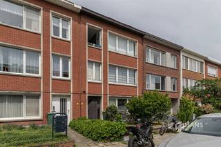 <p><span>Gebroeders Blommestraat 25 (2nd floor) - Borgerhout</span></p><p><span> </span></p><p><span>Apartment (95 m²) with 3 bedrooms and balcony in Borgerhout.</span></p><p><span> </span></p><p><span>The property is located in a cozy neighborhood a stone's throw from Berchem station, making it an ideal location for those commuting by public transport. In addition to a wide range of public transport options, there is no shortage of velo stations in the vicinity and on top of that you can reach the highway in no time. The lack of an open terrace is more than compensated by the convenient location at the Te Boelaer Park. </span></p><p><span> </span></p><p><span>The apartment is located on the top floor of a 2-story building, whose roof is insulated and in good condition. The electricity is compliant and, thanks to the small size of the property, there are no fixed costs to pay.</span></p><p><span> </span></p><p><span>You enter the apartment in the hall with separate toilet and access to the bathroom (4 m²) with shower cubicle and sink. At the front, the hall gives onto the living room (30 m²), which in turn is connected to the separate kitchen (7 m²) with basic equipment. Adjacent is a walled terrace (4 m²) with connection for washing machine. There is also a first bedroom of 6 m² at the front. The other 2 bedrooms of 10 m² and 22 m² are located at the rear and are connected to each other. Currently, the property is rented at 930 euros p/month.</span></p><p><span> </span></p><p><span>Habitable surface 95 m² ref: gross floor pop. For more info or a free estimate visit www.hansimmo.be</span></p><p><span> </span></p>