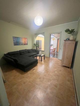 VERDER AF TE WERKEN LEUKE STADSWONING MET TUIN<br />hal, grote voorplaats van 3,5 op 4.5 ( bureel,slaapkamers ,berging hobbyrumte...) gezellig living met eethoek, badkamer met ligbad,  te moderniseren keukentje, tuin <br /><strong>1 STE VERD.  </strong>2 vrij ruime slaapkamers, 2 praktische bergingen <br /><strong>2 DE VERD   </strong> knappe 3 de slaapkamer met dressing hoek<strong>  </strong>( eventueel 2 kinderkamers )<br /><strong>EPC 529</strong>