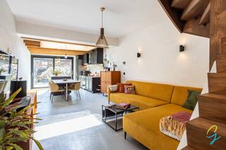 À VENDRE À GAND<br /><br />Cette maison unique, économe en énergie et prête à emménager (PEB A) allie caractère, confort et technologies modernes. Grâce à ses finitions de qualité, au chauffage au sol et à la lumière abondante, vous profiterez ici d'un cadre de vie moderne et chaleureux.<br /><br />Dès l'entrée, on remarque immédiatement le hall d'entrée soigné, doté de placards intégrés et d'un débarras pratique. La maison est dotée d'un sol en béton coulé avec chauffage au sol, ce qui lui confère un aspect épuré et intemporel.<br /><br />L'agréable espace de vie avec cuisine ouverte constitue le cœur de la maison. La cuisine, avec son îlot, sa verrière et sa table fixe, baigne de lumière et donne un accès direct à la terrasse ensoleillée en bois dur tropical et au jardin aménagé orienté sud d'environ 50 m² – un endroit idéal pour se détendre.<br /><br />Au premier étage se trouvent une chambre spacieuse et une salle de bains luxueuse avec douche à l'italienne, baignoire îlot et meuble-lavabo double.<br /><br />Le deuxième étage a été entièrement ouvert et sert actuellement de chambre principale avec dressing, espace loisirs et mezzanine.<br /><br />Atouts supplémentaires :<br /><br />Économe en énergie (EPC A)<br /><br />Cave<br /><br />Domotique<br /><br />Nombreux éléments sur mesure et équipements de qualité<br /><br />Sol en béton polyuréthane avec chauffage au sol<br /><br />Jardin aménagé avec fleurs et arbustes fruitiers<br /><br />Visite possible le dimanche 29/03 sur rendez-vous.<br /><br />Prise de rendez-vous via :<br />📧 simon@cornelis-goeman.be<br /><br />📞 0478 20 67 74<br />🌐 ou via le lien sur www.cornelis-goeman.be