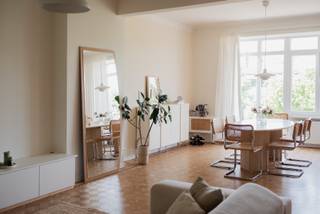 Dit lichtrijke appartement van 110 m² aan de Jan Van Rijswijcklaan werd in 2019 volledig en kwalitatief gerenoveerd en is instapklaar. Gelegen op de vierde en hoogste verdieping van een verzorgd gebouw, biedt het alle comfort voor wie ruim en zorgeloos wil wonen.<br /><br />De ruime leefruimte met open keuken vormt het hart van de woning en geniet van veel natuurlijk licht en mooie zonsondergangen. Achteraan bevinden zich twee volwaardige slaapkamers van 15 m² en 13 m². Eén slaapkamer geeft uit op een rustig, zuidoost georiënteerd terras zonder inkijk.<br /><br />Aan bergruimte geen gebrek: ingemaakte kasten in inkomhal en slaapkamer, een voorraadberging, aparte wasberging met aansluiting voor wasmachine en droogkast én een ruime kelderberging.<br /><br />Ook technisch is het appartement uitstekend onderhouden. De ramen aan de voorzijde werden vernieuwd in 2020, alle ramen hebben dubbele beglazing en achteraan zijn rolluiken aanwezig. Het dak werd geïsoleerd en de lift vernieuwd in 2023. Dankzij het EPC-label B geniet je van een energiezuinige woning. Volgens de huidige planning zijn er geen grote gemeenschappelijke investeringen voorzien.<br /><br />De ligging combineert bereikbaarheid met groen: tram voor de deur, snelle verbinding naar Brussel en Nederland, en met de fiets sta je in minder dan 10 minuten op Antwerpen-Zuid. Verschillende parken liggen binnen 1 km.<br /><br />Vaste kosten: €300/maand<br /><br />Water<br />Verwarming<br />Onderhoud lift en voortuin<br />Schoonmaak gemeenschappelijke delen<br />Bijdrage reservefonds<br /><br />Water en verwarming zijn inbegrepen. Bij ons lag de jaarlijkse afrekening steeds lager dan de betaalde voorschotten.<br /><br />Troeven<br />✓ Instapklaar en gerenoveerd<br />✓ EPC-label B<br />✓ 110 m² woonoppervlakte<br />✓ 2 ruime slaapkamers<br />✓ Veel bergruimte + kelder<br />✓ Terras zonder inkijk<br />✓ Goed onderhouden gebouw<br />✓ Fietsenberging aanwezig<br />✓ Tram voor de deur<br />✓ Groen én stad vlakbij<br /><br />Interesse? Kijkdagen op 27-28 juni en 3-4 juli. Plan je bezoek via:<br />https://calendar.app.google/6bq5EG5DhFpnF7jr8<br /><br />Vragen: janvanrijswijcklaan241@gmail.com<br />