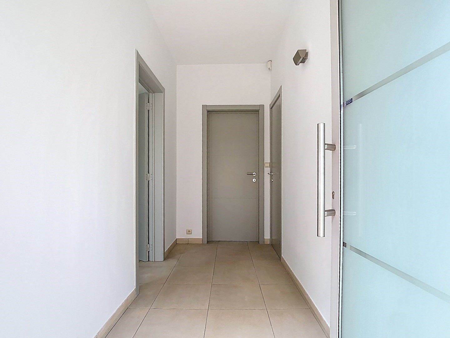 Instapklaar gelijkvloers appartement/kantoor met tuin en parkeerplaatsen. - foto 3