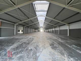 Dit hoogwaardig bedrijfsgebouw heeft een totale oppervlakte van 3.775 m² waarvan 275m² kantoren en sociale ruimte. De site is vlot bereikbaar...