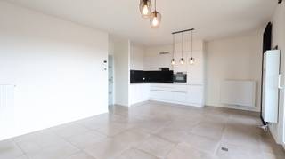 In de Rozendaalstraat in Roeselare bevindt zich dit aangename en volledig instapklare appartement op de tweede verdieping van een verzorgde residentie. Dankzij de rustige ligging en de vlotte bereikbaarheid vormt dit een ideale woonplek voor wie comfortabel en zorgeloos wil wonen.<br /><br />Bij het binnenkomen verwelkomt de inkomhal je met een praktische vestiairekast en een apart gastentoilet. Vervolgens komen we in de lichtrijke woonkamer, die mooi aansluit op de volledig ingerichte keuken. De keuken beschikt over alle nodige toestellen, waaronder een spoeltafel, vaatwasmachine, keramische kookplaat, dampkap, koelkast en combi-oven.<br /><br />Vanuit de woonkamer is er rechtstreeks toegang tot het gezellige terras.<br />Verder beschikt het appartement over een praktische berging met aansluiting voor de wasmachine, twee volwaardige slaapkamers en een verzorgde badkamer. Eén van de slaapkamers is uitgerust met een ingemaakte kast. De badkamer is ingericht met een badkamermeubel en een inloopdouche.<br /><br />Het appartement is volledig geschilderd en voorzien van verlichting en lamellen. Voor extra wooncomfort is er in de woonkamer bovendien airconditioning aanwezig. De verwarming gebeurt via centrale verwarming op aardgas.<br /><br />Als bijkomende troef beschikt het appartement over een autostaanplaats en een afgesloten private berging op de benedenverdieping. De <strong>autostaanplaats is € 60,00 per maand</strong>. De <strong>gemeenschappelijke kosten</strong> bedragen <strong>€ 70,00 per maand.</strong><br />Het appartement is <strong>onmiddellijk </strong>beschikbaar! <br /><br /><u>Ligging</u><br />De Rozendaalstraat bevindt zich op een aangename locatie in Roeselare, met een goede verbinding naar het centrum en de belangrijkste invalswegen. Winkels, scholen, openbaar vervoer en diverse dagelijkse voorzieningen bevinden zich op korte afstand. Ook de Ring van Roeselare en de verbinding richting de E403 zijn vlot bereikbaar.<br /><br /><u>Interesse in dit appartement? </u><br />Ga naar de website www.dicasa.be, klik op het pand dat je wenst te huren. Via de knop "Ik ben kandidaat" vragen we u kort een profiel in te vullen.<br />Daarna nemen we contact op voor een bezoek. Telefonisch kunnen er geen afspraken gemaakt worden.<br /> 