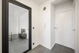 Dit prachtige, instapklare appartement is gelegen in het centrum van Tienen en biedt alle comfort voor een aangenaam verblijf. Het appartement beschikt over een ruim terras waar je heerlijk kunt genieten van de zon. Het appartement is gelegen op de eerste verdieping en is bereikbaar via lift. Het heeft 1 ruime slaapkamer en is volledig gerenoveerd in 2023, waardoor het voorzien is van alle moderne gemakken. Verder beschikt het appartement over een badkamer en een apart toilet die beide ook volledig gerenoveerd zijn en voorzien zijn van alle nodige faciliteiten. De open keuken is uitgerust met moderne apparatuur en biedt voldoende ruimte om heerlijke maaltijden te bereiden. Dit appartement is ideaal voor wie op zoek is naar een comfortabele en goed gelegen woonst in Tienen. Met de gerenoveerde staat en de energiezuinigheid is dit appartement zeker een goede investering voor de toekomst.