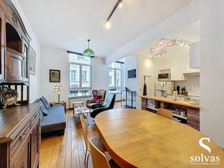 Journée de visite le mardi 23/06 à partir de 18h30 avec inscription en ligne sur www.solvas-vastgoed.be<br /><br />Vous cherchez un appartement prêt à emménager dans le centre animé de Bruxelles ? Saisissez cette opportunité dès maintenant ! Venez découvrir par vous-même l'atmosphère unique de cet appartement confortable (53m²) avec une chambre, situé au deuxième étage d'un immeuble de style néoclassique.<br /><br />Qu'est-ce qui rend cet appartement si spécial ?<br /><br />Lumineux et spacieux : de grandes fenêtres et des plafonds hauts offrent une abondance de lumière naturelle et une sensation d'espace.<br />Décoration chaleureuse : profitez d'un espace de vie confortable, accessible par le hall d'entrée avec toilettes pour les invités, une cuisine équipée, une chambre avec placards intégrés et une salle de bains avec lavabo et douche.<br />Emplacement de choix : situé à moins de 10 minutes à pied de l'Ancienne Place du Grain, de la Place Sainte-Catherine et de la Place de Brouckère, avec toutes les commodités à portée de main : écoles, restaurants, boutiques et excellent réseau de transports en commun (bus, tram, train et métro).<br />Atouts supplémentaires : local à vélos et buanderie commune inclus dans le bâtiment, métro à 2 minutes à pied de l'appartement, internet inclus dans le loyer.<br /><br />C'est une occasion unique de vivre dans un bel appartement dans un emplacement de choix à Bruxelles.<br /><br />💶 Loyer mensuel : 1 000 € (appartement meublé) + 200 € de provisions pour les charges (pour la consommation individuelle de gaz, d'eau et d'électricité, internet, frais communs)<br />📅 Disponible immédiatement<br />👉 Intéressé ? Inscrivez-vous pour la journée de visite sur www.solvas-vastgoed.be