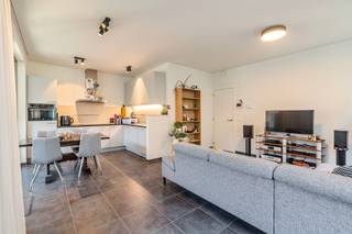 <h2><span>Modern en instapklaar 2 slaapkamer appartement in de Regattawijk met autostaanplaats</span></h2><p><span>Ontdek dit modern en instapklaar appartement, gelegen in de gegeerde Regattawijk op Linkeroever. Dit recente appartement combineert hedendaags wooncomfort met een uitstekende ligging, vlak bij het Galgenweel, de Middenvijver en tal van wandel- en fietsroutes.</span></p><p><span>Vanuit de ruime inkomhal bereikt u de verschillende ruimtes van het appartement. Aan het einde van de hal bevindt zich de lichtrijke leefruimte met een open, volledig uitgeruste keuken. Dankzij de grote raampartijen geniet u hier van een aangename natuurlijke lichtinval. Aansluitend bevindt zich het ruime terras, waar u in alle rust kan genieten van de buitenruimte.</span></p><p><span>Verder beschikt het appartement over twee volwaardige slaapkamers, een badkamer, een apart toilet en een praktische berging.</span></p><p><span>Extra troeven zijn de ondergrondse autostaanplaats en de gemeenschappelijke fietsenstalling, die zorgen voor extra comfort en gebruiksgemak.</span></p><p><span>De Regattawijk staat bekend om haar rustige en groene omgeving, terwijl u tegelijk geniet van een uitstekende bereikbaarheid. Het Galgenweel, de Middenvijver, winkels, openbaar vervoer en belangrijke invalswegen bevinden zich op korte afstand, waardoor dit appartement een ideale uitvalsbasis vormt voor wie comfortabel en centraal wil wonen.</span></p><p><span>Troeven</span></p><ul><li><span>Gelegen in de gegeerde Regattawijk </span></li><li><span>Instapklaar en modern appartement </span></li><li><span>2 volwaardige slaapkamers </span></li><li><span>Vloerverwarming</span></li><li><span>Ruim terras </span></li><li><span>Ondergrondse autostaanplaats </span></li><li><span>Gemeenschappelijke fietsenstalling </span></li><li><span>Vlak bij het Galgenweel en de Middenvijver </span></li><li><span>Vlotte verbinding naar Antwerpen-centrum en de autosnelwegen</span></li></ul>
