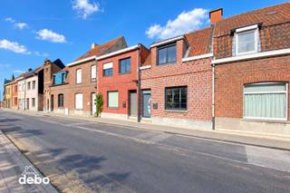 Te renoveren rijwoning met goedgekeurde plannen in het centrum van Zwevegem.<br /><br />Deze goed gelegen woning bevindt zich in het centrum van Zwevegem, op wandelafstand van supermarkt, bakker, scholen en andere voorzieningen.<br />De woning werd reeds volledig gestript, waarbij alle grote afbraakwerken reeds zijn uitgevoerd. Hierdoor kan u meteen starten met de opbouw en afwerking van uw toekomstig droomhuis. Het pand wordt verkocht met goedgekeurde plannen, wat een groot voordeel is voor wie snel wil starten met de renovatie.<br />Volgens de plannen (die naar ieders wensen ook kan aangepast worden) zou de woning bestaan uit:<br />GELIJKVLOERS:<br />- Inkomhal<br />- Wasplaats met fietsenberging en toilet<br /> - Ruime open leefruimte met open keuken<br />- Terras<br />- Zeer grote tuin<br />1STE VERDIEP:<br />- Trap- en nachthal<br />- 3 slaapkamers<br />- Badkamer<br />- Berging<br />- Apart toilet<br />Extra informatie<br />Grondoppervlakte: 450 m²<br />Bruikbare vloeroppervlakte: ca. 137 m² (indicatief volgens huidig EPC, maar zal uiteraard bijna verdubbelen indien U het huidig plan volgt.<br />Huidige EPC: 510 kWh/m² – UC 2723265 - Label F - Renovatieplicht: binnen 6 jaar naar EPC-label D<br /><br />Een uitstekende opportuniteit voor wie een woning volledig naar eigen smaak wil afwerken op een centrale locatie.