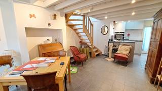 Gerenoveerde stadswoning met 1 slaapkamer en koer op een interessante ligging in het centrum van Brugge. Ideaal voor wie op zoek is naar een gezellige, comfortabele woonst met een hedendaagse inrichting en afwerking in de Brugse binnenstad. Ideaal voor een single of een eerste woonervaring!   **  + Energielabel C!  **  + Uitstekende Mobiscore 9,2 op 10!  **    **  Omvat een lichtrijke leefruimte met ingerichte open keuken, berging met voorziening wasmachine, 1 slaapkamer, badkamer met inloopdouche en een koer.  **  #leukwonen #brugge    **    **  Beschikbaar  1 augustus 2026