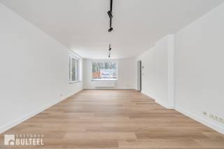 Deze zeer energiezuinige en kwalitatief afgewerkte woning is gelegen aan de rand van Lokeren en bestaat uit een inkomhal, een ruime living met eetplaats, een compleet ingerichte keuken, een berging/wasplaats en een apart toilet. Op het gelijkvloers is een extra kamer aanwezig die perfect kan dienen als bureauruimte. Op de eerste verdieping bevinden zich drie ruime slaapkamers, een badkamer met inloopdouche, dubbel lavabomeubel en toilet en een dressing. Verder beschikt deze woning nog over een garage met laadpaal en een ruime tuin die onderhouden wordt door een robotmaaier. Ramen voorzien van dubbele beglazing. Verwarming op aardgas. Zonnepanelen aanwezig. Geen algemene kosten. E-peil: E68. Aarzel niet en contacteer ons voor een plaatsbezoek aan deze pas gerenoveerde eigendom!