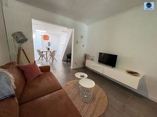 <p><span>ZEER LEUKE STARTERSWONING TE GERAARDSBERGEN</span></p><p><span>Vraagprijs : 199.000 euro</span></p><p><span> </span></p><p><span>Zeer leuke woning voor starters of als investering.</span></p><p><span> </span></p><p><span>Deze volledig vernieuwde woning is gelegen aan de iconische muur van Geraardsbergen.</span></p><p><span> </span></p><p><span>De woning heeft een living met een openkeuken en badkamer op het gelijkvloers.</span></p><p><span> </span></p><p><span>Boven is er 1 kamer.</span></p><p><span> </span></p><p><span>Epc D (geen renovatieverplichting).</span></p><p><span> </span></p><p><span>Elektriciteit conform AREI.</span></p><p><span> </span></p><p><span>Voor de woning is er een leuk terrasje aanwezig.</span></p><p><span> </span></p><p><span>TOPPER!!!</span></p><p><span> </span></p><p><span>Aarzel niet en bel 0475/51.40.73 of email <span>sven@svena.be</span></span></p><p><span> </span></p><p><span>Stedenbouwkundig uittreksel/inlichtingen in aanvraag!</span></p><p><span>Deze gegevens zijn louter informatief en wij kunnen niet aansprakelijk gesteld worden voor eventuele onjuistheden.</span></p><p><span>De bewoonbare oppervlakte is slechts indicatief.</span></p><p><span> </span></p><p><span> </span></p>