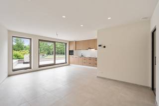 Stijlvol nieuwbouwappartement te huur in Tongerlo!<br /><br />In de Meulemanslaan 17 te Tongerlo bevindt zich dit kleinschalige nieuwbouwproject met slechts vijf appartementen, rustig gelegen met mooi zicht op het park.<br /><br />Het appartement combineert comfort en energiezuinigheid en beschikt over een lichtrijke leefruimte met open, volledig ingerichte keuken, slaapkamers, moderne badkamer, berging en apart toilet.<br /><br />Vanuit de leefruimte heb je toegang tot een ruim terras waar je in alle rust kan genieten van het groene uitzicht.<br /><br />Extra troeven zijn de privatieve berging en autostaanplaats.<br /><br />Kortom, een kwalitatief afgewerkt en instapklaar nieuwbouwappartement op een rustige ligging in Tongerlo.<br /><br />Vaste kosten: 95 euro: O<span>nderhoud tuin, gemene delen, elektriciteit en water gemene delen,…</span><br /><br />Bel ons op 014/95.37.50 of mail naar secretariaat@degroot-celen.be