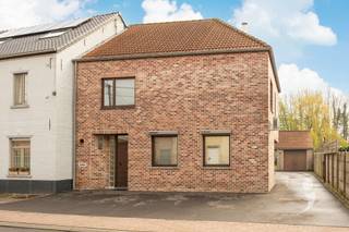 In de Kruineikestraat te Tildonk bevindt zich deze verrassend ruime gezinswoning met unieke tuin.Bij het betreden van de woning komt u binnen in de...